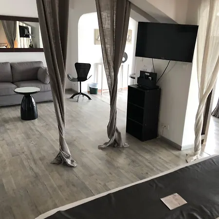 Le Roi Theodore & Otel