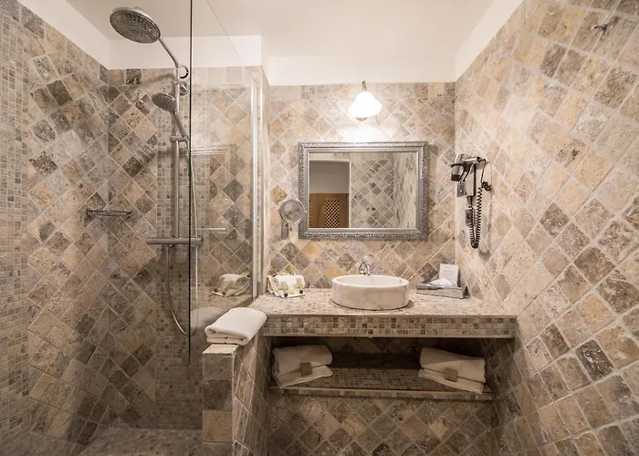 Le Roi Theodore & Hotel Porto-Vecchio (Corsica)